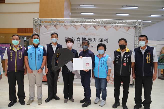 台中市文化局长陈佳君（左四）致赠罗布森公司董事长汪世旭（右四）感谢状，并和参与贵宾合影。（台中市文化局提供／王文吉台中传真）