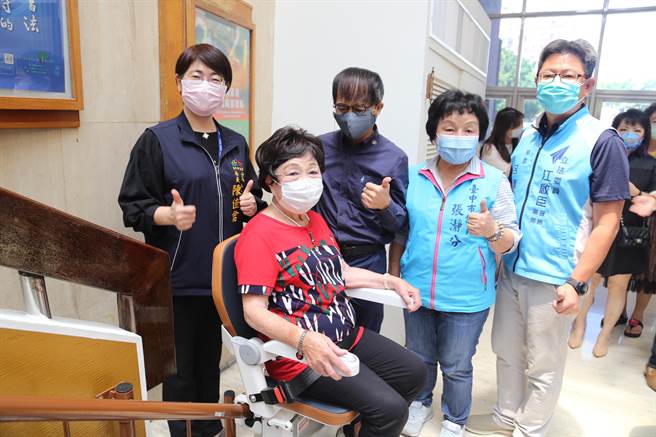 86岁邓彩云阿嬷试乘楼梯升降椅。（台中市文化局提供／王文吉台中传真）