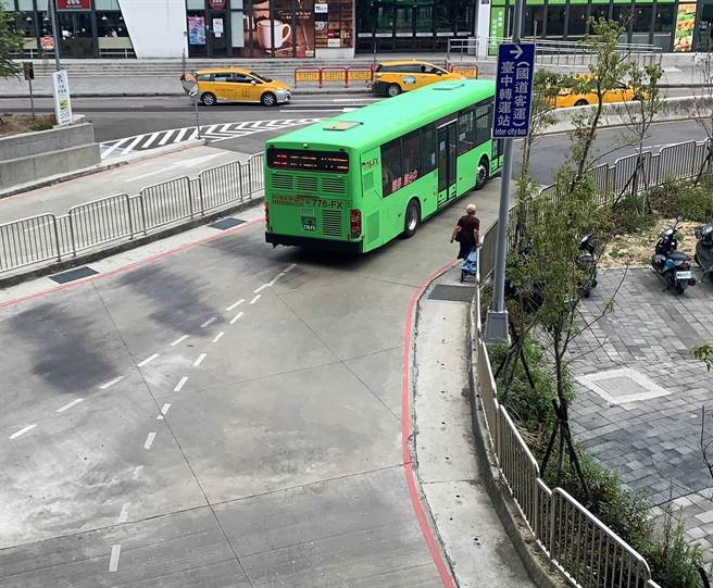 台中市議員江肇國7日批評台中火車站前的公車轉運站動線不良，且環境髒亂。（盧金足攝）
