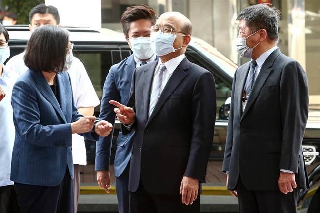 行政院長蘇貞昌(中)7日與蔡英文總統（左）一起參訪台灣國家婦女館。蘇貞昌先抵達會場，接受媒體聯訪後，與衛福部長陳時中（右）一起到門口恭敬的等待蔡英文。待蔡英文抵達後，3人有說有笑聊起誰的西裝是新的，蘇貞昌還碰了一下蔡英文的手肘，再一起進入會場，絲毫看不出有任何心結。（鄧博仁攝）