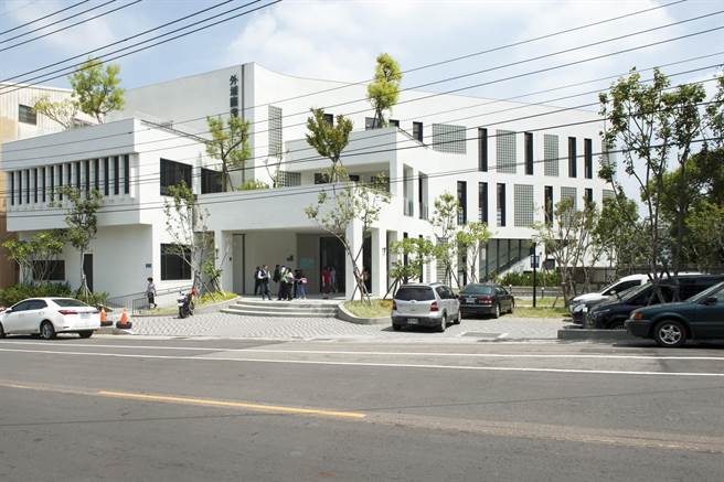 外埔圖書分館全白建築贏得「小白宮」美譽，本月將完成驗收、測試、圖書上架等籌備作業，預計下月開館。（王文吉攝）