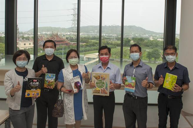台中市議員吳敏濟（右三）爭取外埔圖書分館擴建工程，館內採用大面積玻璃帷幕坐擁鐵砧山與火炎山美景。（王文吉攝）