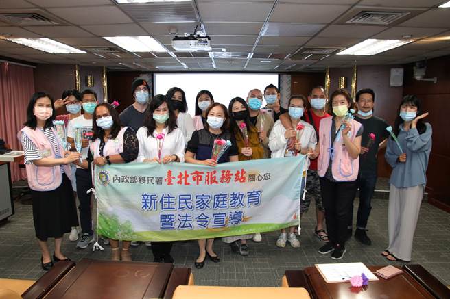 移民署北区事务大队臺北市服务站今日举办家庭教育活动，预祝新住民母亲节快乐。(移民署提供)