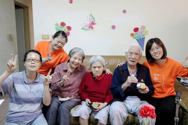 弘道基金会爷爷奶奶做蛋糕，特别送给送给百岁人瑞王爷爷与他照顾多年的失智妻子，称讚「弘道牌」蛋糕真好吃。（卢金足摄）