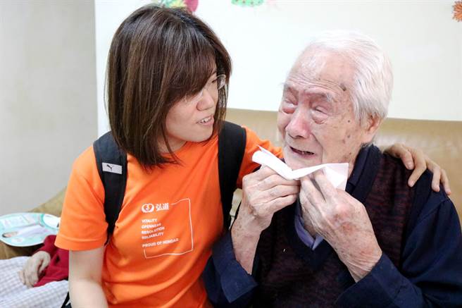 百岁王爷爷看到热心社工红了眼眶，擦着眼泪说，「家里已经好久没有客人来关心我们，你们能来，我真的太开心了」。（卢金足摄）