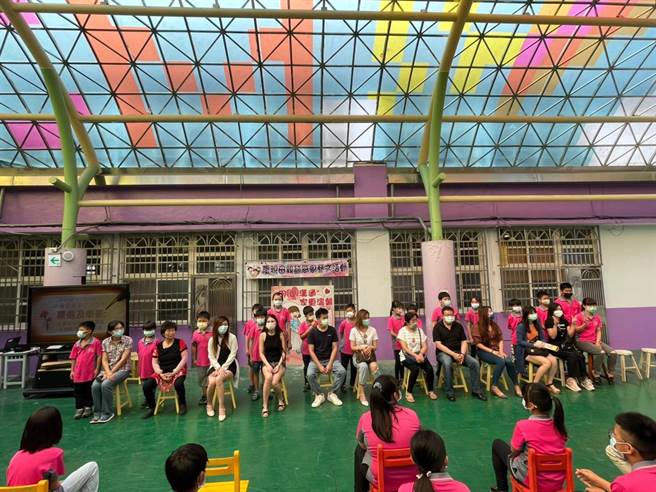 母亲节即将到来，彰化县竹塘乡民靖国小邀请学童女性家长到校，让全校36名小朋友进行奉茶感恩仪式。（校方提供／吴建辉彰化传真）