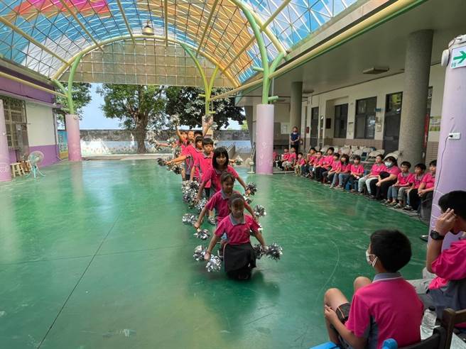 除了奉茶外小朋友也精心准备舞蹈及合唱团表演，陪伴每一个伟大的母亲，度过一个难忘的母亲节。（校方提供／吴建辉彰化传真）