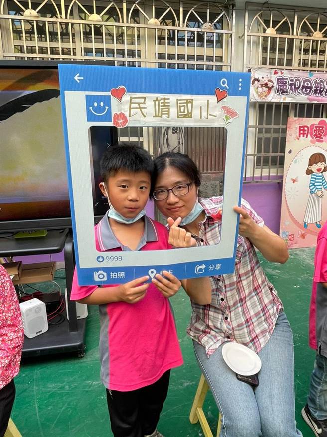 小朋友在老师的协助下，将糕饼以及茶奉给家长，许多家长看到自己的孩子有礼貌的奉上茶水及糕饼，皆露出欣慰的表情。（校方提供／吴建辉彰化传真）