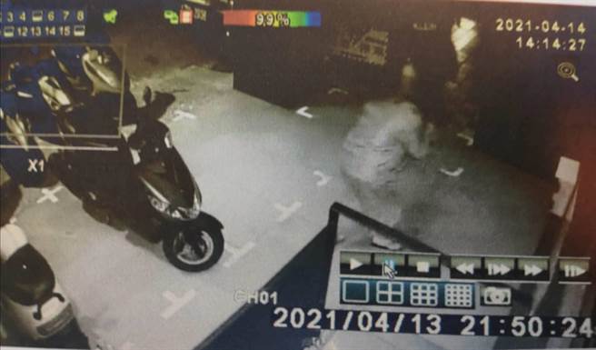 一名女子在返回租屋處時，遭盧男從後方緊抱襲胸，嚇得當場尖叫。（翻攝畫面／袁庭堯高雄傳真）