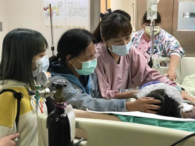 器捐前，許男進入病房，家人見他最後一面，雖然萬般不捨，但家人說，器捐是送給全家人最後、最美好的一分禮物。（門諾醫院提供／王志偉花蓮傳真）