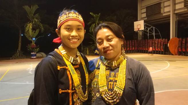 《阿查依兰的呼唤》头目廖莉华和女儿。（牵猴子提供）