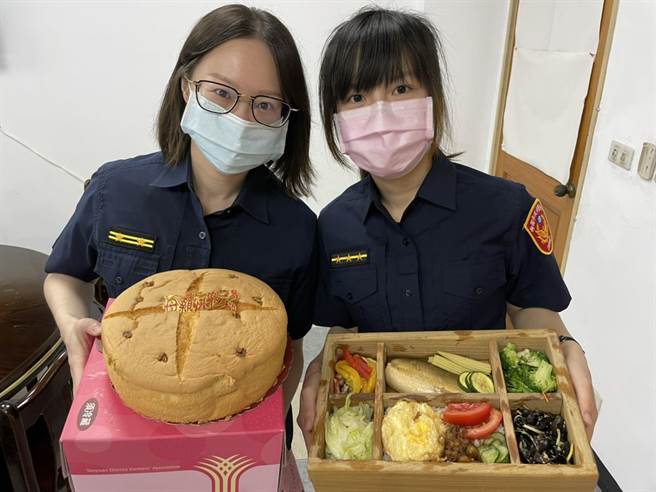 平鎮警分局致贈母親節賀禮給女性員警。（警方提供／呂筱蟬桃園傳真）