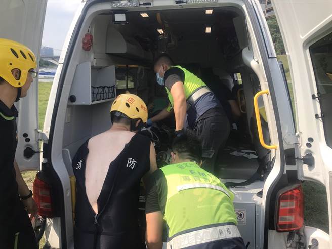 警消于下午3时许在新北市碧潭离岸约3公尺处发现苏女，但苏女已无生命迹象，紧急送往新店慈济急救仍宣告不治。（叶书宏翻摄）