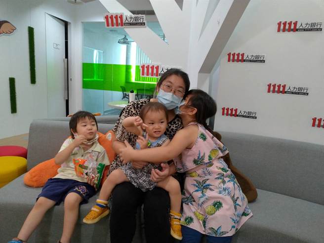 六宝妈妈与孩子们开心互动。(图/1111人力银行提供)