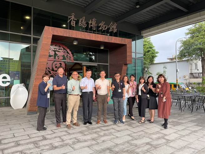 日前崑山科大校长李天祥（左４）率队前往黑桥牌设于台南的香肠博物馆，洽谈产学合作，左５为黑桥牌董事长陈春利。（图/崑山科大提供）