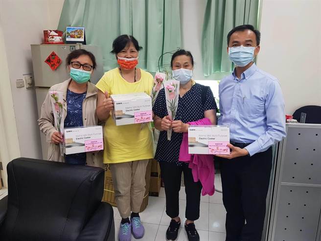 母亲节前夕，新店警分局长余昭俊送上祝福，让分局所有的妈妈同仁们倍感温馨。（新店警分局提供）