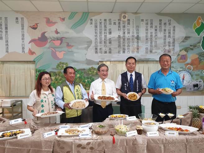 农粮署长胡忠一(中)带队参访台南富梨产区及加工厂。(官田农会提供／刘秀芬台南传真)