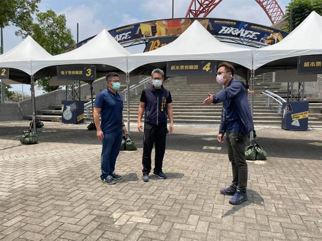 台中市政府運動局長李昱叡7日與中信兄弟球團及球場營運單位共同會勘洲際棒球場進場動線、座位安排、場區清潔消毒等工作。（台中市府提供／盧金足台中傳真）