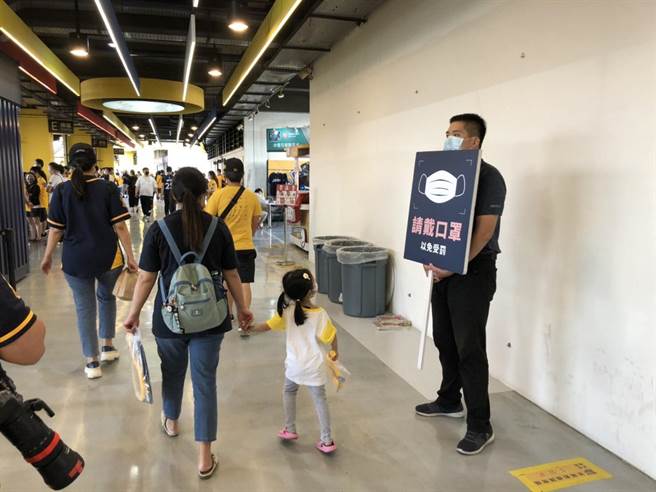 球場為晚間主場賽做好準備，呼籲球迷配合實聯制、量體溫、酒精消毒及戴口罩，全區採對號入座，欣賞精彩賽事注重防疫。（台中市府提供／盧金足台中傳真）