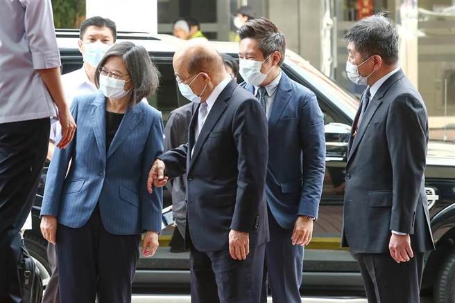 只要顏色对了，就代表政治正确！即使无能无才也无所谓，荣华富贵的政治酬庸比国家安全更受青睐，民进党政府上梁不正下梁歪，民安所错其手足。（邓博仁摄）