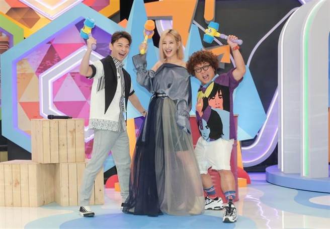 安心亞（中）和納豆（右）因主持綜藝節目《同學來了》好交情更上一層樓。(圖/ 取自中時資料庫，盧禕祺攝)