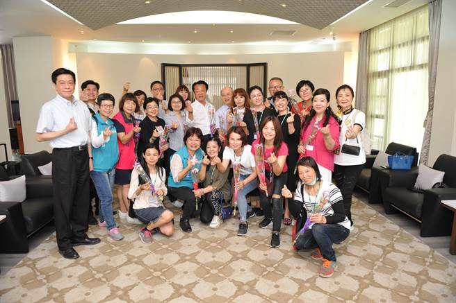 海基会秘书长詹志宏、嘉义县长翁章梁与陆配合影。（海基会提供）