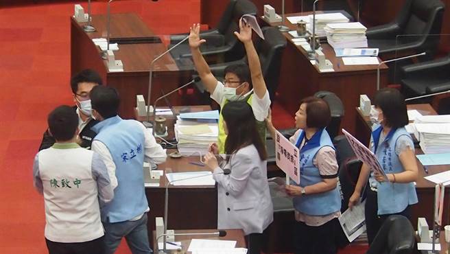 高雄巿議會環汙防制報告，藍綠肢體接觸推擠。（曹明正攝）