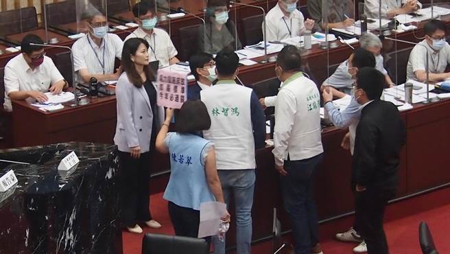 高雄巿議會環汙防制報告，國民黨議員陳美雅、陳若翠等人舉標語包圍高雄巿長陳其邁。（曹明正攝）