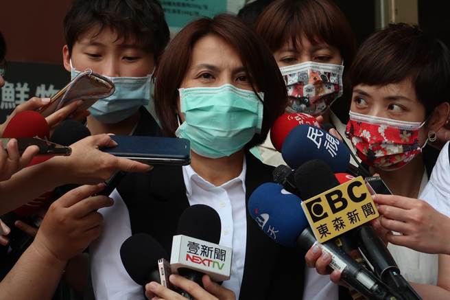 黄露慧拦轿陈情遭阻怒：刀架我肚子难道插入再拔。曾薏苹摄