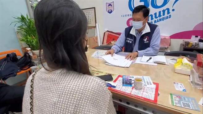 黄姓女子向新北市议员林国春求助。（翻摄照片／王扬杰新北传真）