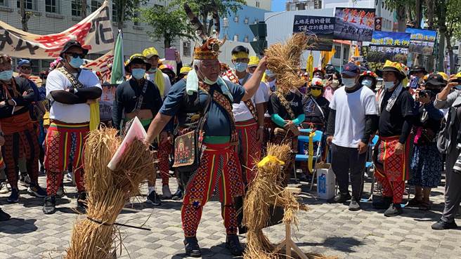 台東縣政府打算在知本溼地開發光電，引發卡大地布部落族人出現正反聲音，反對派7日集結400人上街遊行，砍下稻草人頭象徵「出草」，藉此表達反對立場。（蔡旻妤攝）