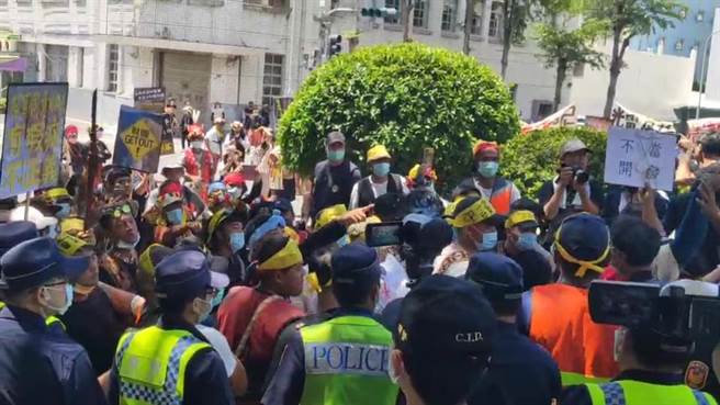 台東縣政府打算在知本溼地開發光電，引發卡大地布部落族人出現正反聲音，反對派7日集結400人上街遊行，砍下稻草人頭象徵「出草」，藉此表達反對立場。（蔡旻妤攝）