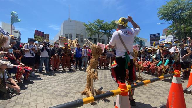 台東縣政府打算在知本溼地開發光電，引發卡大地布部落族人出現正反聲音，反對派7日集結400人上街遊行，砍下稻草人頭象徵「出草」，藉此表達反對立場。（蔡旻妤攝）