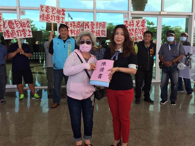 台東縣政府打算在知本溼地開發光電，引發卡大地布部落出現正反聲音，支持派7日拉布條至縣議會遞交陳情書。（蔡旻妤攝）