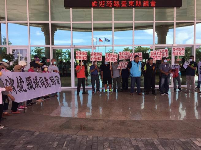 台東縣政府打算在知本溼地開發光電，引發卡大地布部落出現正反聲音，支持派7日拉布條至縣議會遞交陳情書。（蔡旻妤攝）