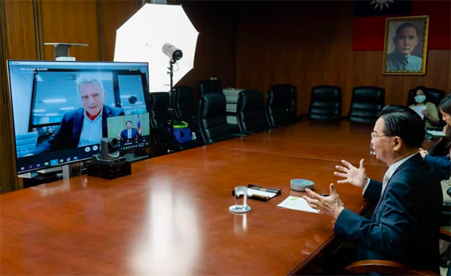 外交部長吳釗燮接受「澳洲金融評論報」（The Australian Financial Review）記者Michael Smith視訊專訪。（外交部提供）