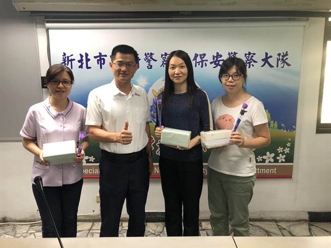 新北保大送女性同仁康乃馨和口罩。（新北市保安警察大隊提供）