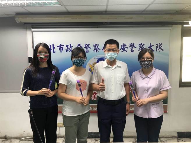 新北保大送女性同仁康乃馨和口罩。（新北市保安警察大隊提供）