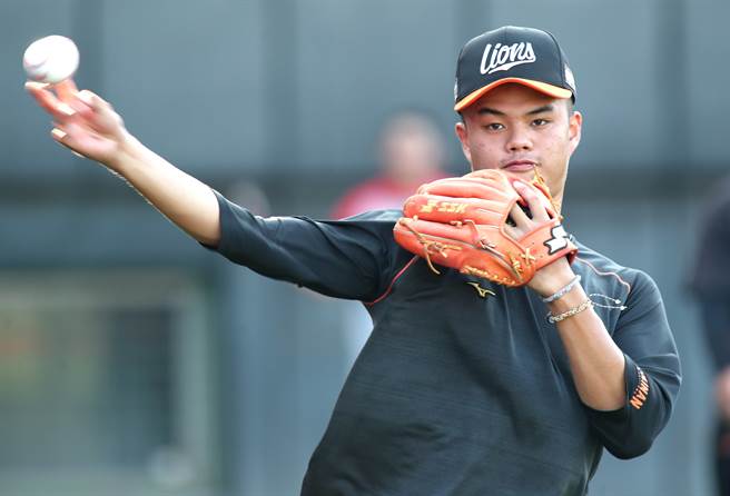 统一狮今天拉上新秀何恒佑。（郑任南摄）