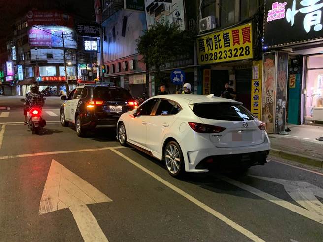 自小客车驾驶酒驾昏睡车内，惊醒撞上警车。（新北市保安警察大队提供）