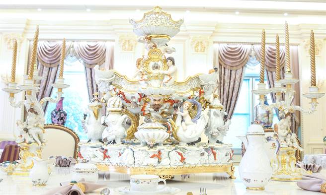 图二：麦森311年昆德勒天鹅餐具组重现，歷八年艰辛挑战，呈现麦森艺术极致荣光。（粘耿豪摄）