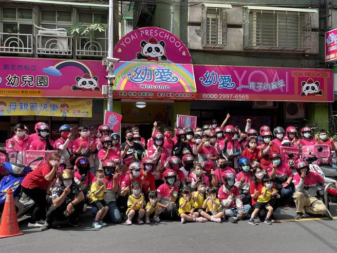 快遞員協助小朋友將親手製作餐點送給媽媽。（幼愛幼兒園提供）