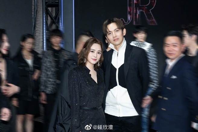 阿娇在微博曝光与锺汉良合照，男帅女美画面养眼。(取自锺欣潼微博)