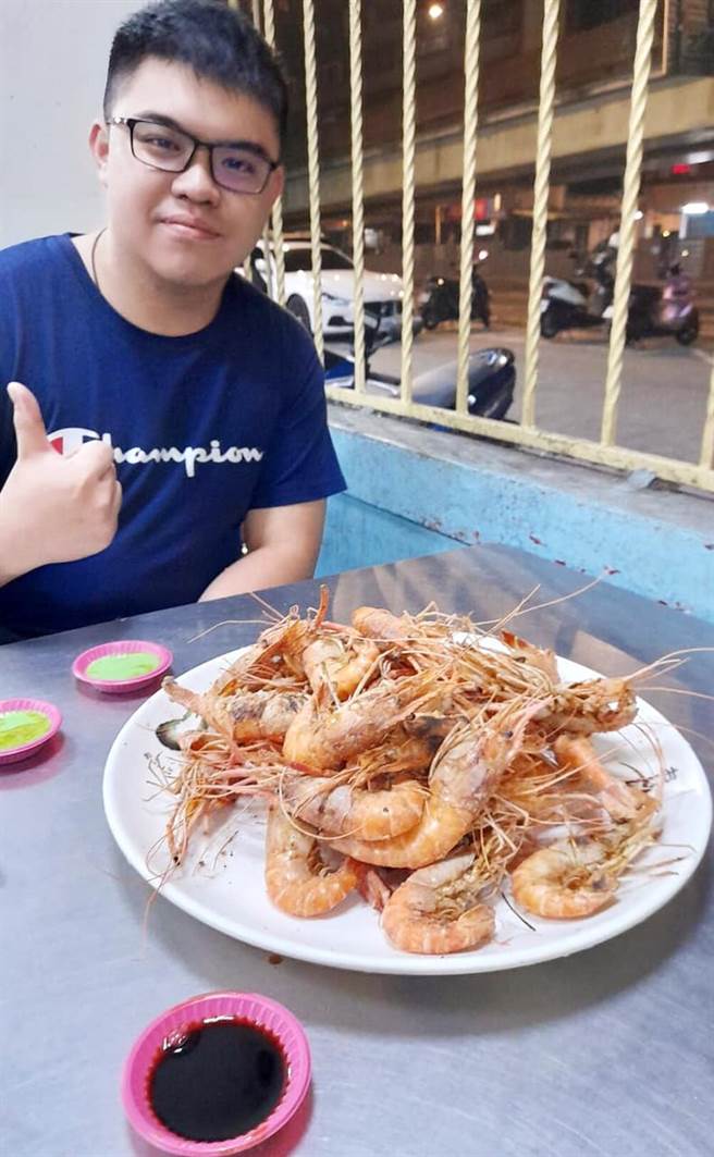 1名与该员警长相相似的网友则在网路抱怨，他因为撞脸屡遭骚扰、出征，让他不堪其扰。（图／翻摄脸书「爆料公社公开版」）