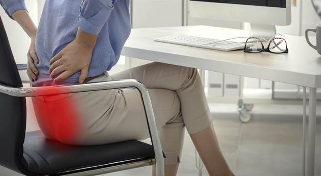 长时间久坐容易造成腰酸及各种不舒适感，选择一个好的坐垫，就是为自己的身体着想。（图／微笑生活SmileDay官网提供）