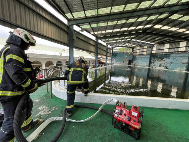 避免旱情影响救灾消防队执行水源缺乏抢救演练。(消防局提供／吕筱蝉桃园传真) 