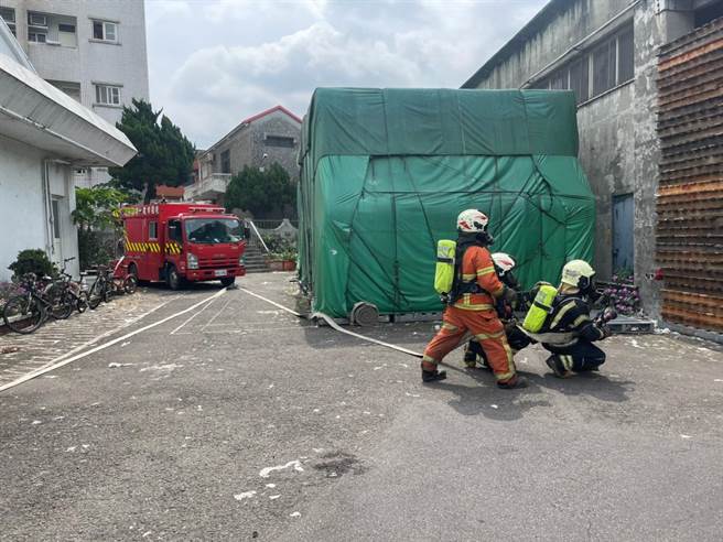 避免旱情影响救灾消防队执行水源缺乏抢救演练。(消防局提供／吕筱蝉桃园传真)