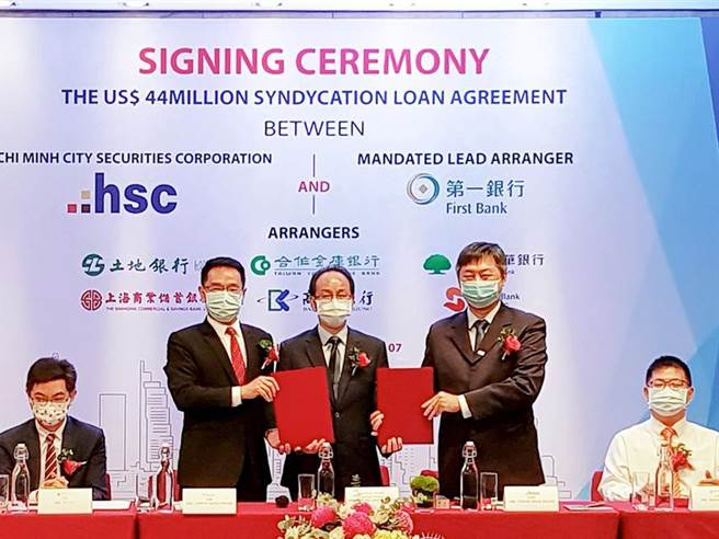 第一银行主办越南胡志明市证券4,400万美元联贷案，站立者左起第一银行胡志明市分行经理简文政、驻胡志明市台北经济文化办事处处长锺文正、胡志明市证券公司总经理郑怀江。 （图／第一银行提供）
