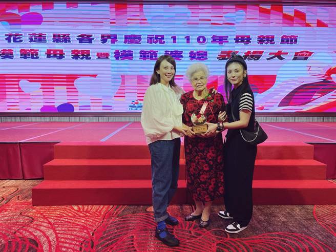 魏如萱（左起）與奶奶及妹妹魏如昀開心合照。（好多音樂提供）