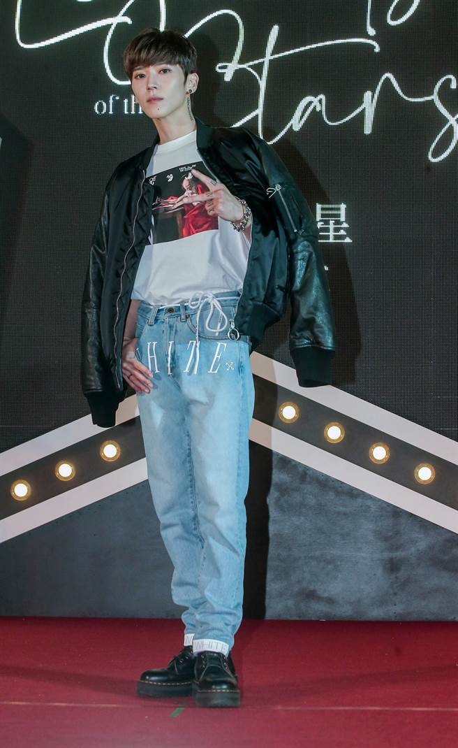 Bii 穿Off-White飞行外套搭配油画风格上衣、文字丹寧裤，酷劲十足（粘耿豪摄）